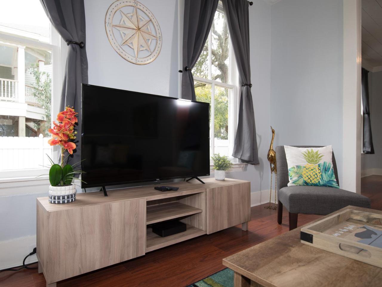 Beautiful Two-Story In Central Galveston, Short Walk To Beach, Near Downtown! | Seas The Breeze Villa ภายนอก รูปภาพ