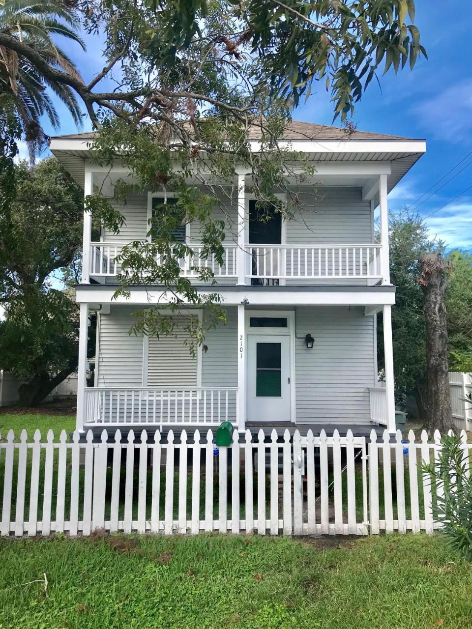 Beautiful Two-Story In Central Galveston, Short Walk To Beach, Near Downtown! | Seas The Breeze Villa ภายนอก รูปภาพ