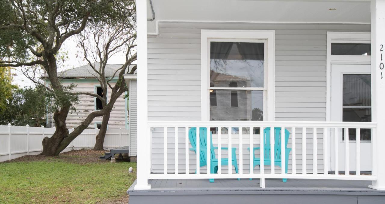Beautiful Two-Story In Central Galveston, Short Walk To Beach, Near Downtown! | Seas The Breeze Villa ภายนอก รูปภาพ