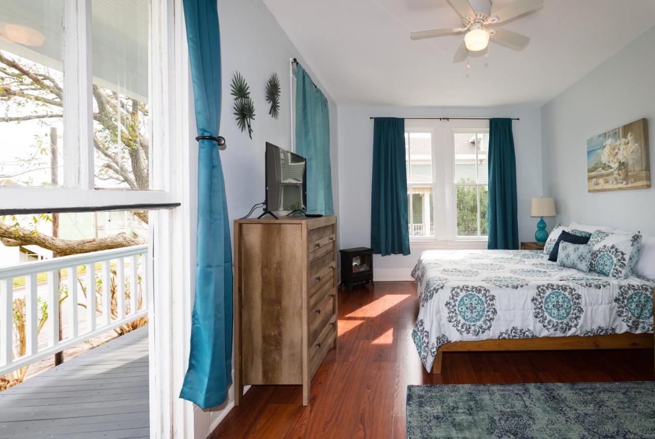 Beautiful Two-Story In Central Galveston, Short Walk To Beach, Near Downtown! | Seas The Breeze Villa ภายนอก รูปภาพ
